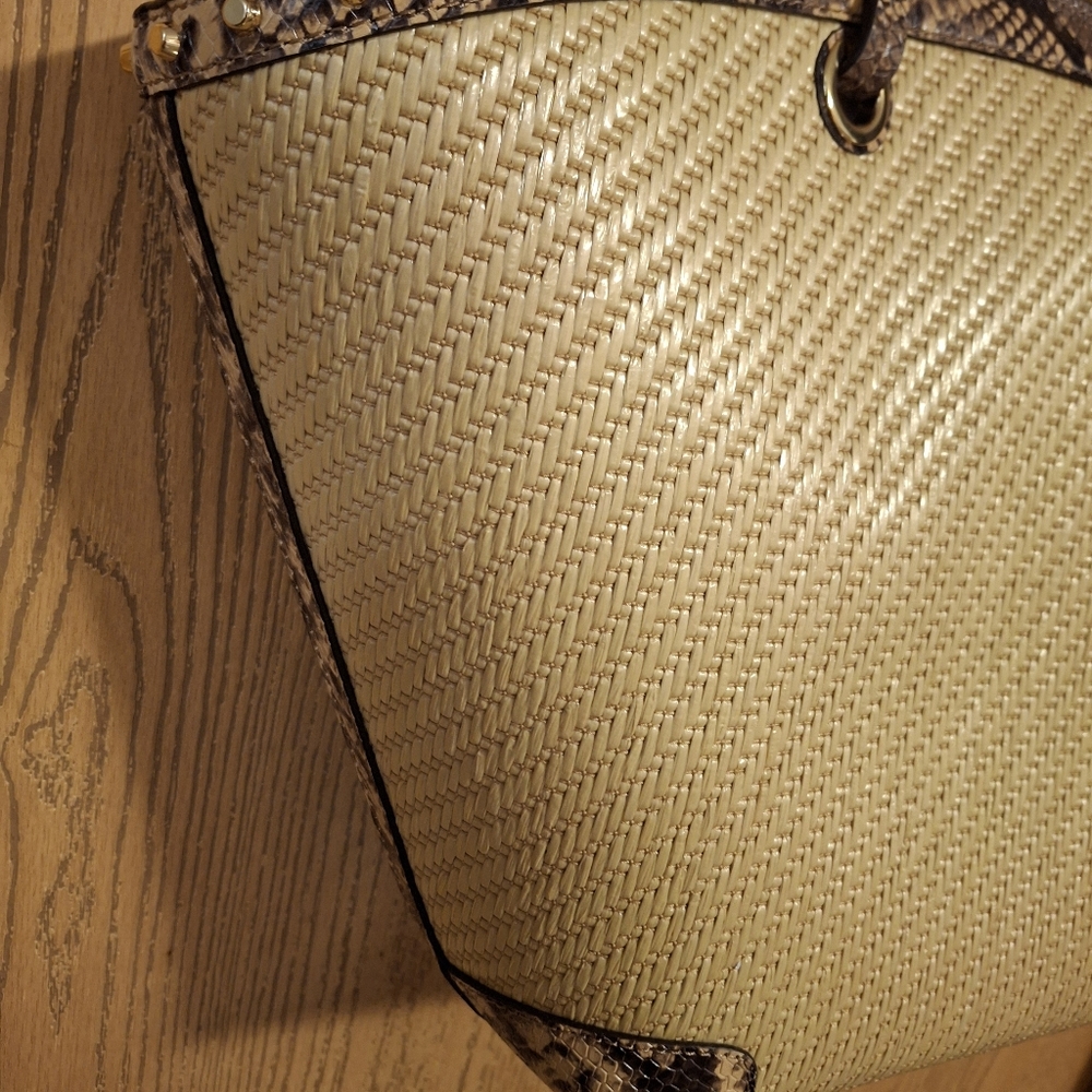 Michael Kors Izzy Meduim Fan Straw Tote - Picture 6 of 16